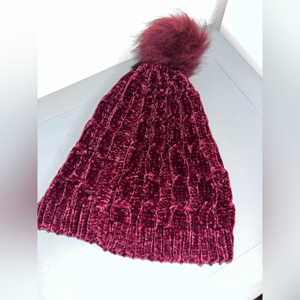 Macchia di Ruggine Plush Burgundy Chenille Knit Beanie with Faux Fur Pom Pom NWT